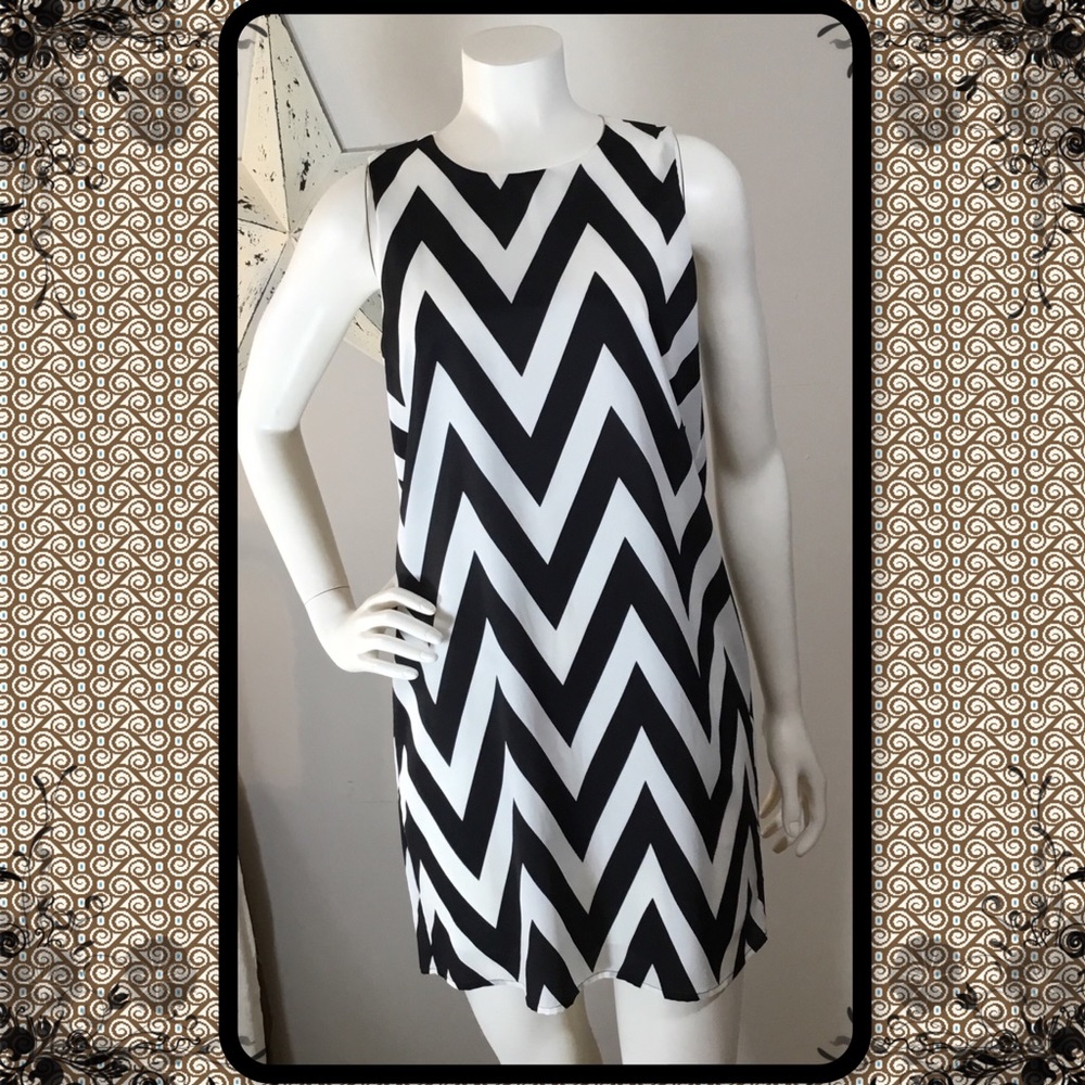 EVERLY/ANTHROPOLOGY BLACK & WHITE CHEVRON  DRESS M